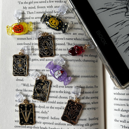 Spooky Dust Plug Charms for E-Readers & Phones – USB-C Accessories for Kindle, Kobo and More